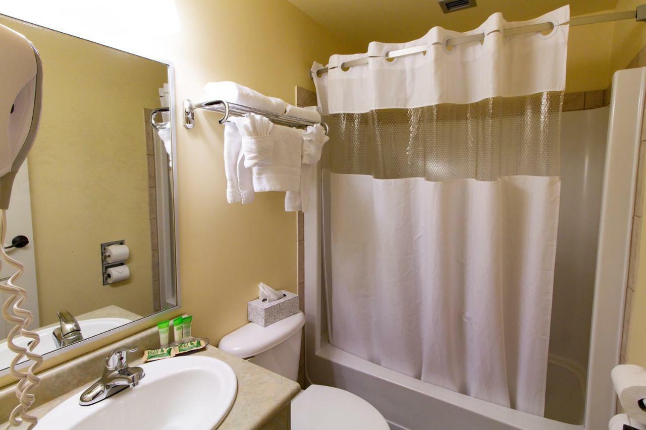 Park West Inn Виннипег Экстерьер фото